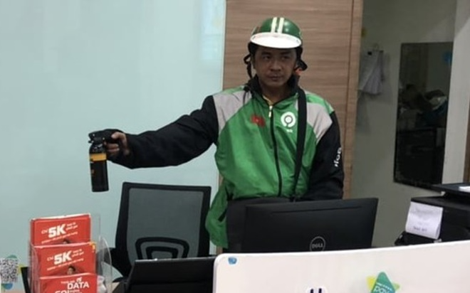 Người đàn ông xông vào cửa hàng, dùng bình xịt hơi cay tấn công nữ nhân viên rồi cướp hơn 200 triệu đồng Ảnh 2