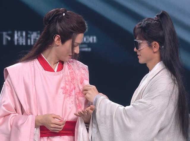 Fan Cung Tuấn - Trương Triết Hạn gây tranh cãi khi photoshop đưa thần tượng thế chỗ Bác Quân Nhất Tiêu Ảnh 7