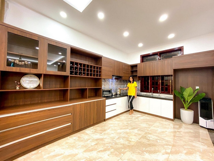 H’Hen Niê cho biết cô chỉ sửa lại trên nền nhà cũ mà không xây mới bởi ngôi nhà cũ chứa nhiều kỷ niệm, tuổi thơ của mình.