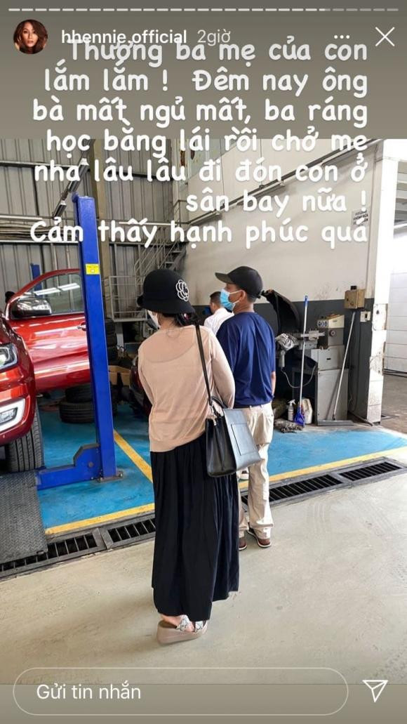 H'Hen Niê đưa bố mẹ của mình đến tận nơi mua xế hộp mới.