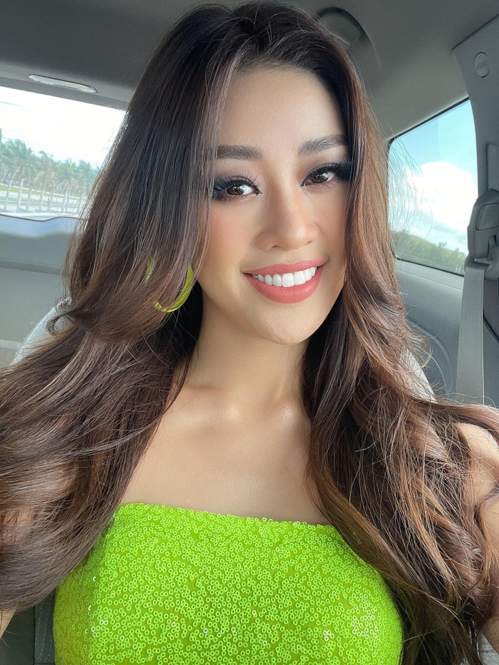 Không cần ai 'bơm năng lượng', Khánh Vân tự make-up - diện đồ siêu đỉnh khiến fan Miss Universe bấn loạn Ảnh 1