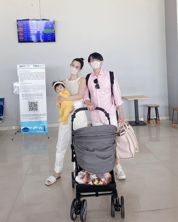 Đông Nhi khoe ảnh cả nhà 3 người chụp cùng nhau bên cạnh xe nôi được cô ví là 'ngôi nhà di động' của con gái Winnie.