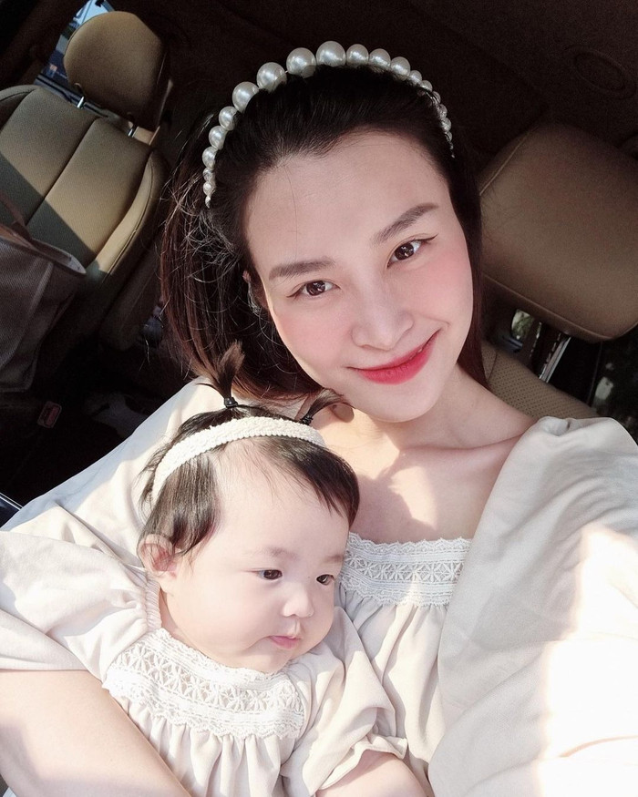 Winnie là con gái đầu lòng của cặp đôi Đông Nhi và Ông Cao Thắng, chào đời vào tháng 11/2020.