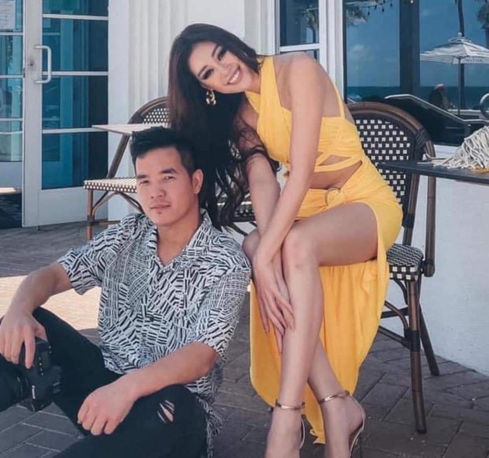 Bộ cánh không chỉ 'cắt trên' mà còn 'xẻ dưới', khoe trọn vẹn những điểm mạnh hình thể.