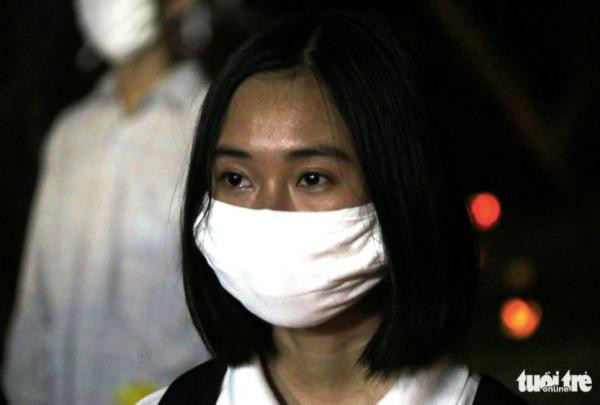 Nhiều bạn bè không cầm được sự xúc động khi đến viếng tại lễ tang của Nguyễn Văn Nhã. Ảnh: TTO