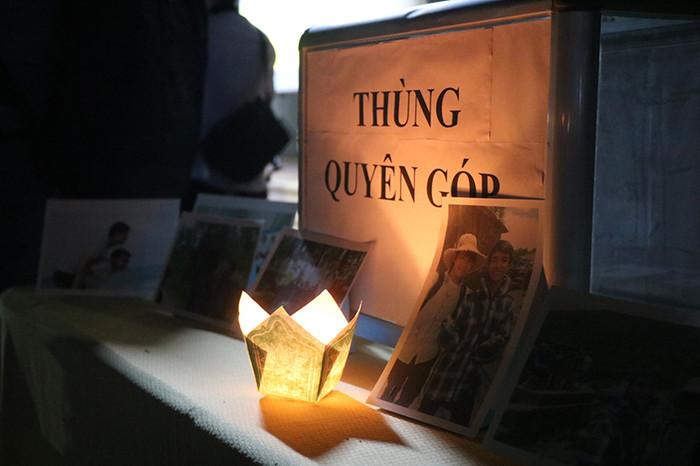 Thùng quyên góp cho nam sinh Nguyễn Văn Nhã đặt tại lễ tang. Ảnh: Kinh tế Đô thị