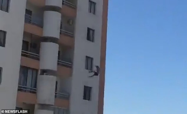 Khoảnh khắc Dagner Rojas nhảy ra khỏi cửa sổ tầng 12 sau khi ném bạn gái.