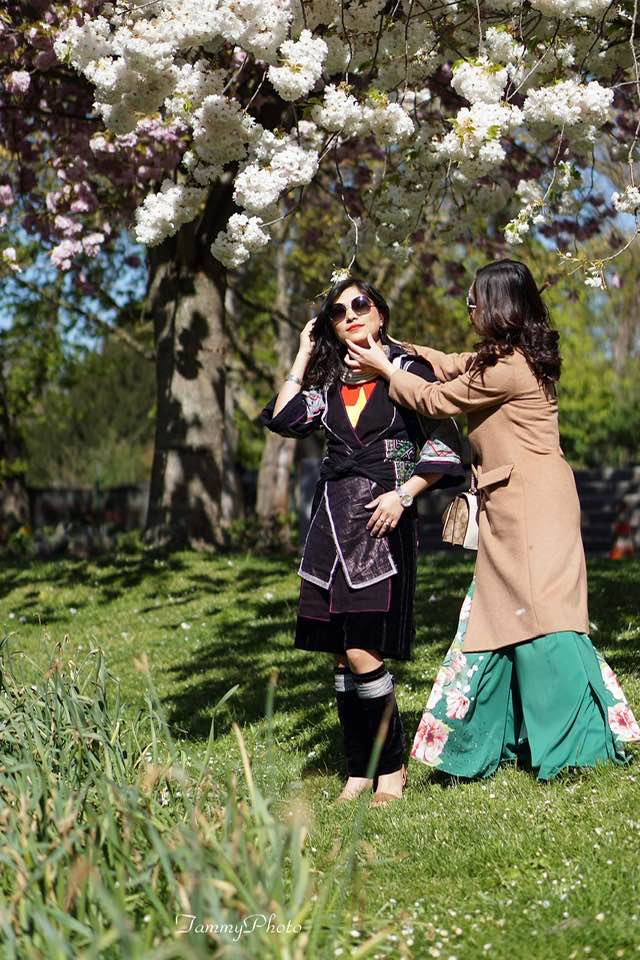 Lò Thị Mai thường xuyên mặc trang phục dân tộc để chụp ảnh check-in