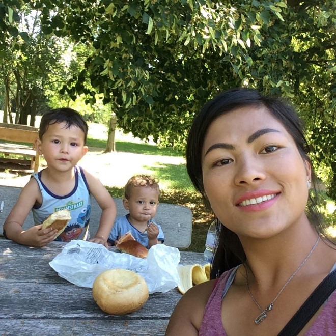 Lò Thị Mai cùng hai con trai kháu khỉnh