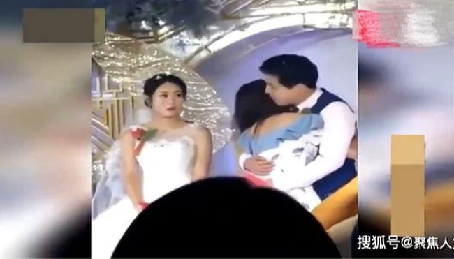 Cô dâu không vui cũng chẳng buồn khi chứng kiến chú rể ôm cô gái, làm nổ ra những bình luận trái chiều trên mạng xã hội.