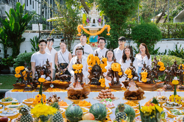 Dàn diễn viên của Buppe Sannias 2 The Movie trong buổi lễ khai máy