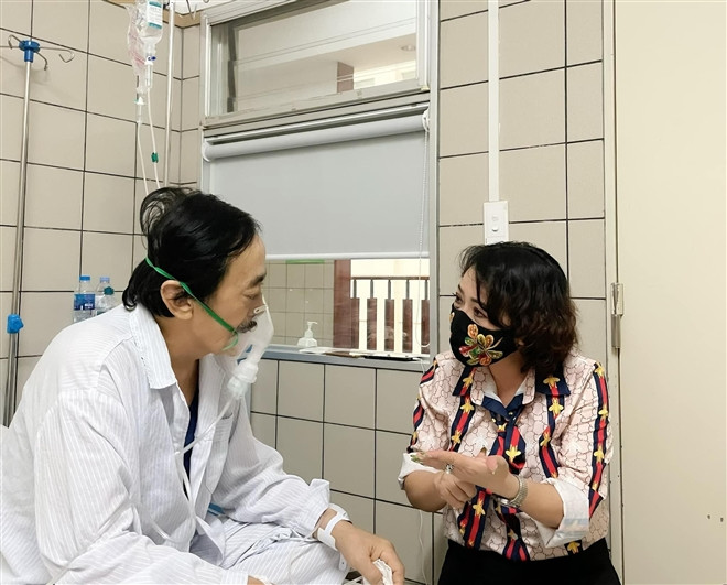 Nghệ sĩ hài Đinh Trà My tới thăm nghệ sĩ Giang Còi.