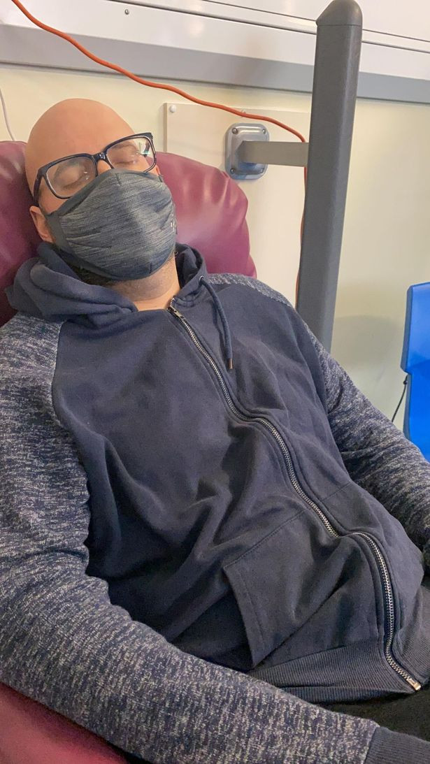 Sau đám cưới, Stuart phải nhập viện cho đợt xạ trị và hóa trị (Ảnh: Esther Bathers)