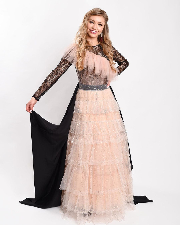 Bộ cánh có nhiều lớp, tà có thể biến hoá nhiều kiểu trên sân khấu.