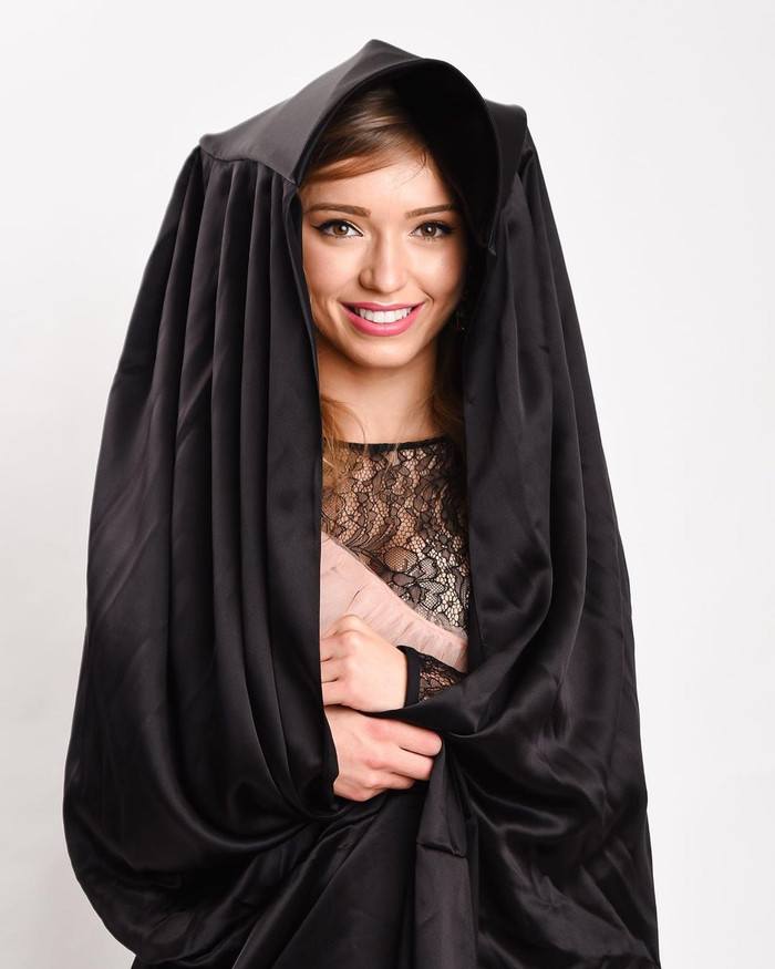 Trang phục truyền thống được người đẹp Bồ Đào Nha trình làng cách đây ít lâu.