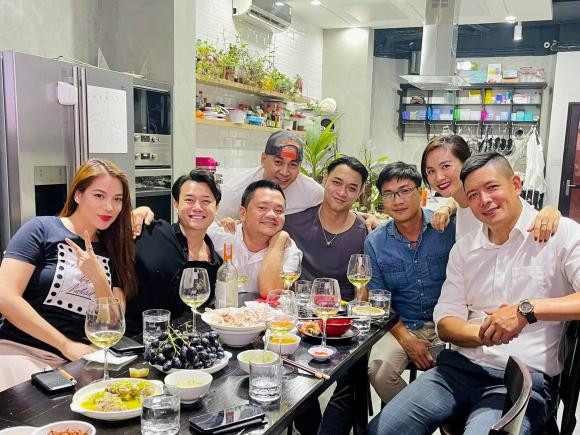 Trương Ngọc Ánh lộ vóc dáng mũm mĩm 'đô con' khi ngồi cạnh tình trẻ.