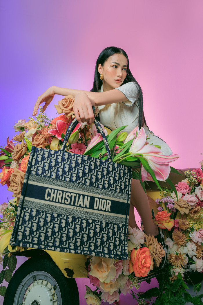 Bộ cánh phù hợp mặc khi xuống phố ôm sát cơ thể gợi đường cong cơ thể của nàng Hậu xinh đẹp