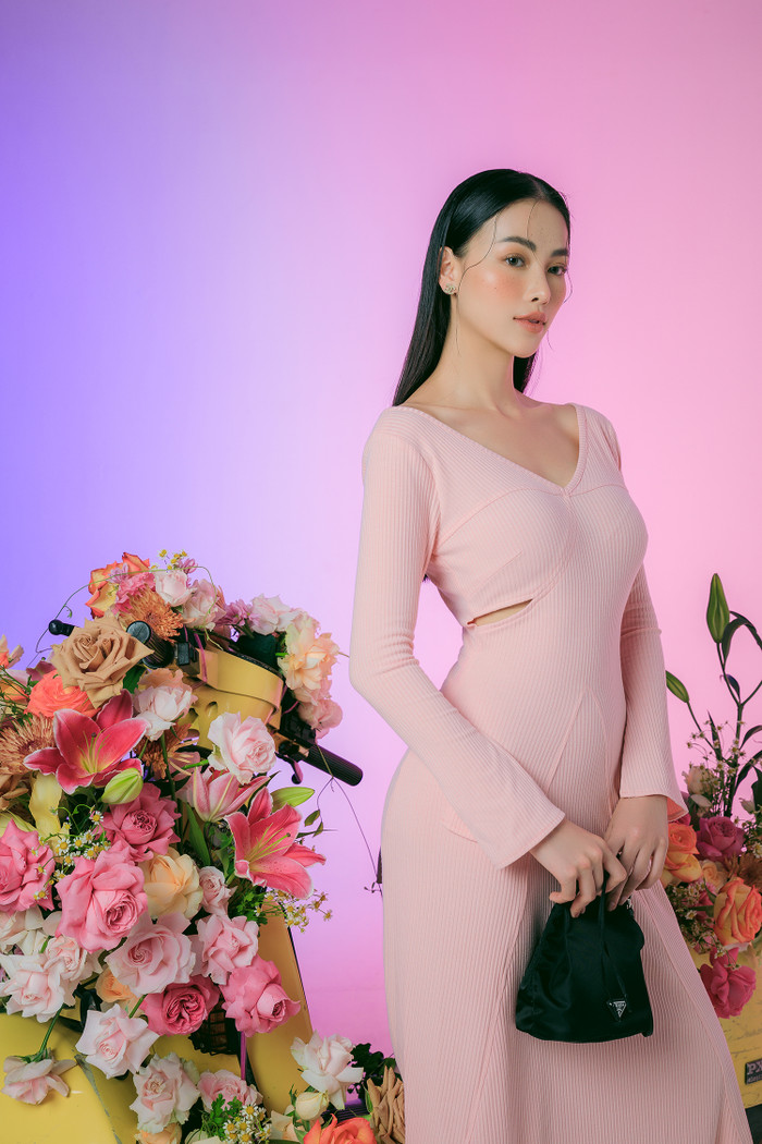 Thiết kế cổ chữ V có tác dụng giúp phần cổ người mặc trông hấp dẫn hơn. Chất liệu trang phục là thun co giãn cao cấp khá mềm mại, mang lại nét nữ tính, thanh lịch.