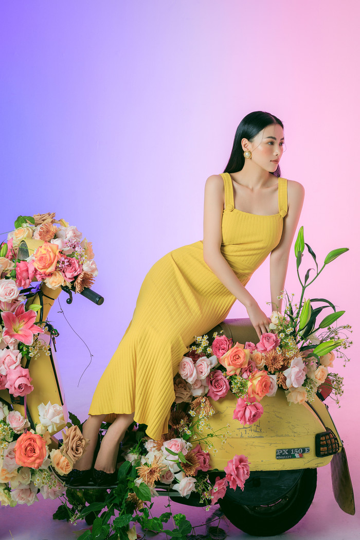 Bộ đầm khá đơn giản với phần thân ôm sát cơ thể tạo đường cong gợi cảm. Thân trên được thiết kế với phần quai áo giúp người đẹp khoe khéo bờ vai duyên dáng