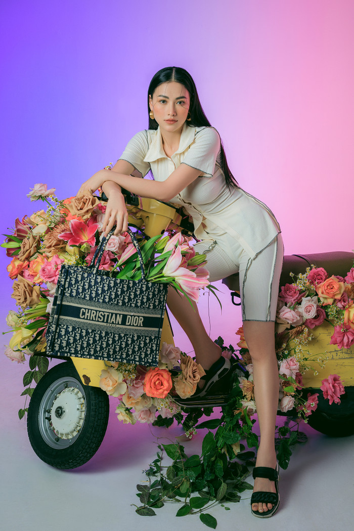 Thiết kế chất liệu thun mềm mại được tạo thêm điểm nhấn bèo nhún ở những đường may trên trang phục đã làm trang phục trở nên ấn tượng hơn, thời trang hơn.