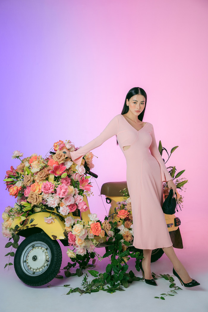 Người đẹp Bến Tre duyên dáng trong bộ đầm màu hồng pastel mang đến cho cô hình ảnh nền nã, sang trọng