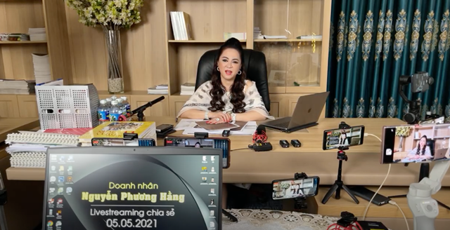 Bà Phương Hằng trong livestream tối 5/5