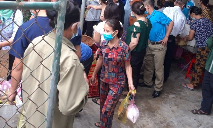 Sau khi biết gia đình đã hoãn cưới, nhiều người tới mua đồ ủng hộ