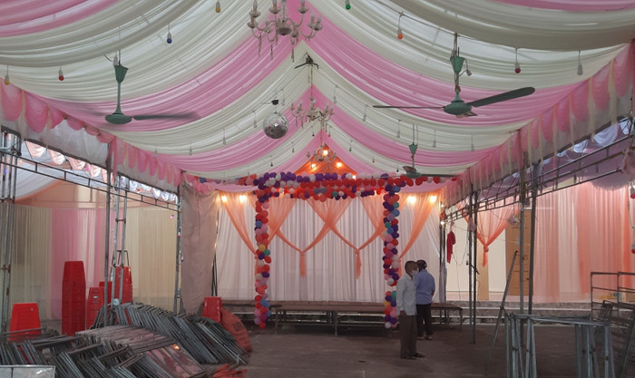 Rạp cưới của gia đình anh Trung đã được dựng chờ tổ chức