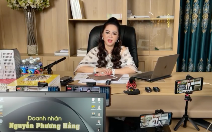 Bà Nguyễn Phương Hằng trong buổi livestream tối ngày 5/5 tiếp tục nhắc đến nghệ sĩ Hoài Linh