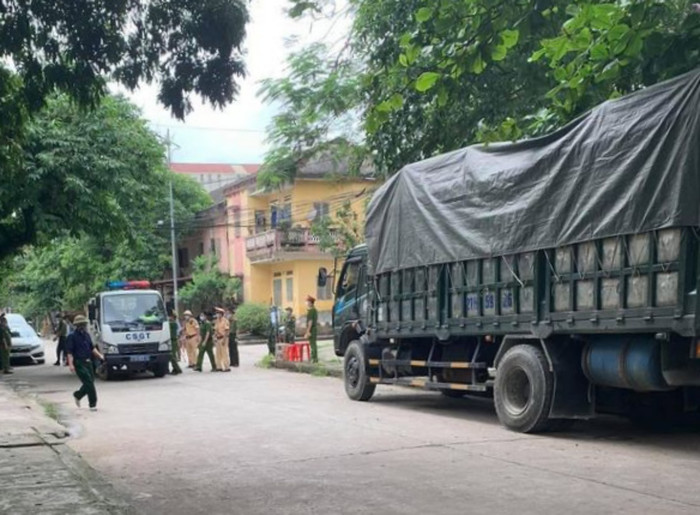 Từ 10h đến 15h ngày 30/4, bệnh nhân cùng vợ và 2 con đi thành phố Yên Bái bằng xe riêng.