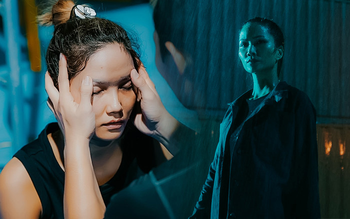 H'Hen Niê bị võ sư đá bay 5 mét, đau tái mặt nhưng vẫn quyết không nhờ người đóng thế Ảnh 2