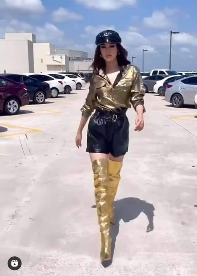 Outfit Khánh Vân chọn cho ngày hôm nay với chất liệu da bóng đồng điệu, mang sắc vàng kim chủ đạo.