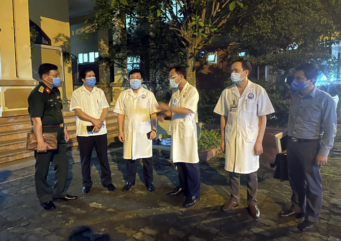 Ban chỉ đạo Phòng chống dịch bệnh Covid-19 tỉnh Vĩnh Phúc làm việc với BVĐK tỉnh sau khi phát hiện ca bệnh Covid-19.