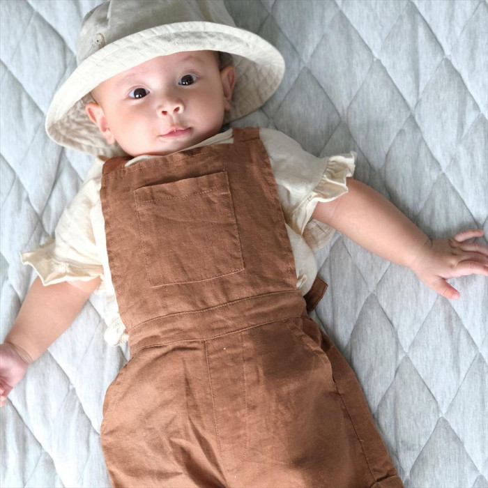 Dù mới chào đời nhưng đường nét trên khuôn mặt của Lisa đã vô cùng rõ nét.Cô bé được nhận xét là thừa hưởng nét đẹp lai Tây từ bố và mẹ.