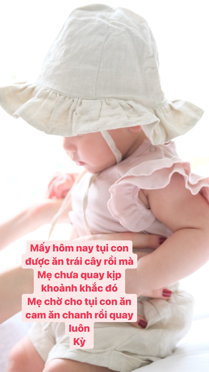 Nữ ca sĩ khiến dân tình hào hứng khi tiết lộ các bé đã có thể ăn được trái cây và hứa hẹn sẽ quay lại khoảnh khắc này để gửi đến mọi người.