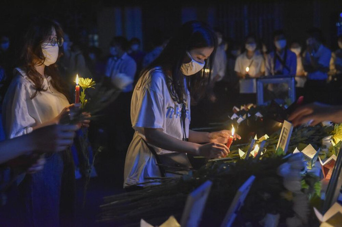 Các bạn sinh viên thắp nến cầu nguyện cho nam sinh dũng cảm Nguyễn Văn Nhã trong buổi lễ tưởng niệm