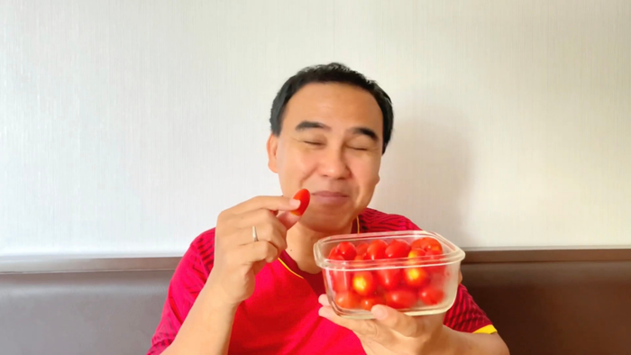 MC Quyền Linh thưởng thức thành quả con gái thu hoạch