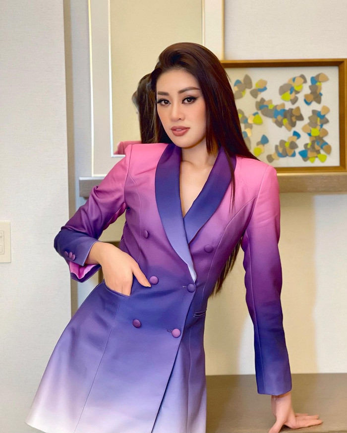 Thiết kế trên phom dáng vest đơn giản, in loang màu sắc nhã nhặn.