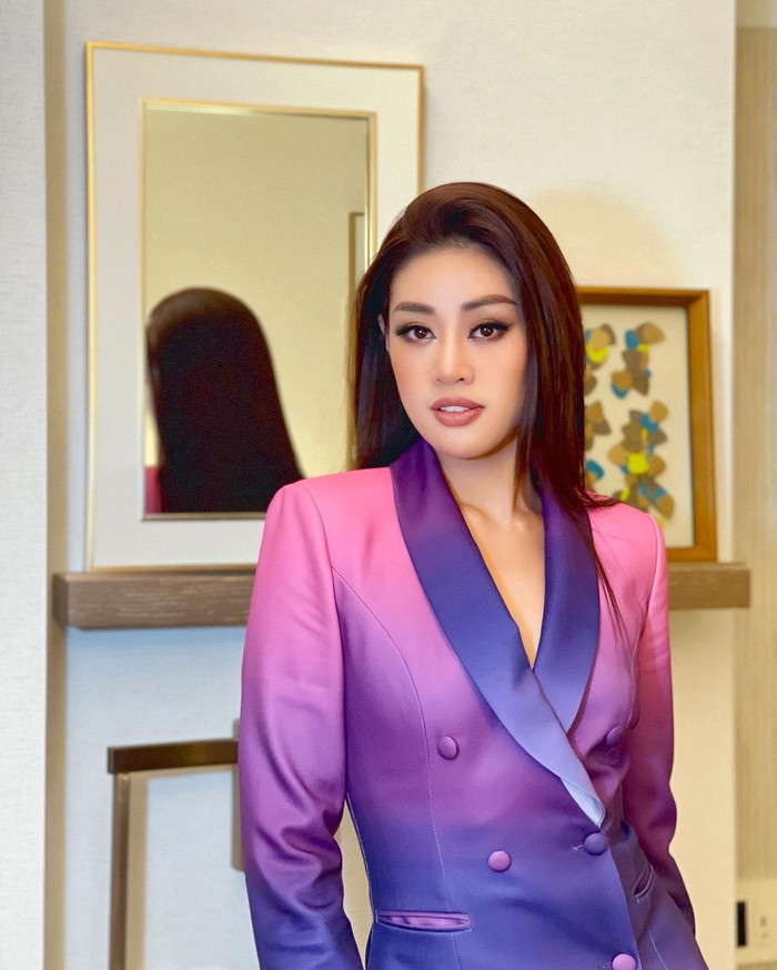 Cô nàng dễ kiểu tóc dài đơn giản nhưng sang chảnh.