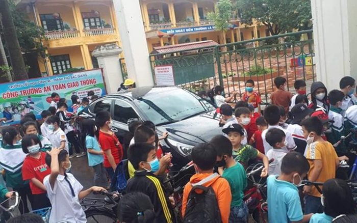 Tài xế ô tô đậu xe chắn ngang cổng chính trường học khiến nhiều người ngao ngán Ảnh 2
