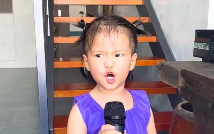 Con gái Lê Phương 'gân cổ' hát như ca sĩ chuyện nghiệp, ai nhìn cũng cưng Ảnh 2