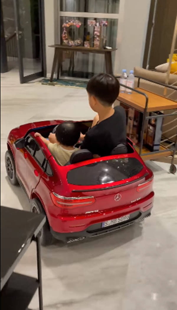 Đàm Thu Trang chia sẻ clip Subeo - Suchin chơi đùa, Cường Đô La 'than thở': 'Quậy banh cái nhà' Ảnh 2