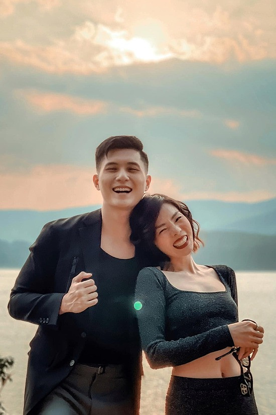 Lệ Quyên diện áo sọc xuyên thấu, khoe trọn đôi 'gò bồng đào' rõ mồn một Ảnh 4