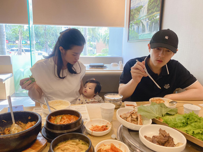 Gia đình Đông Nhi đi ăn trưa, Winnie bị 'phê bình' vì... gây mất tập trung.