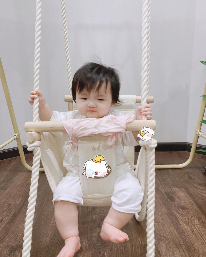 Đông Nhi khoe 'một vạn' biểu cảm khi chơi xích đu của bé Winnie.