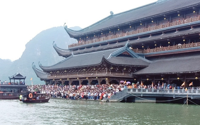 Chùa Tam Chúc đông đúc trước đó