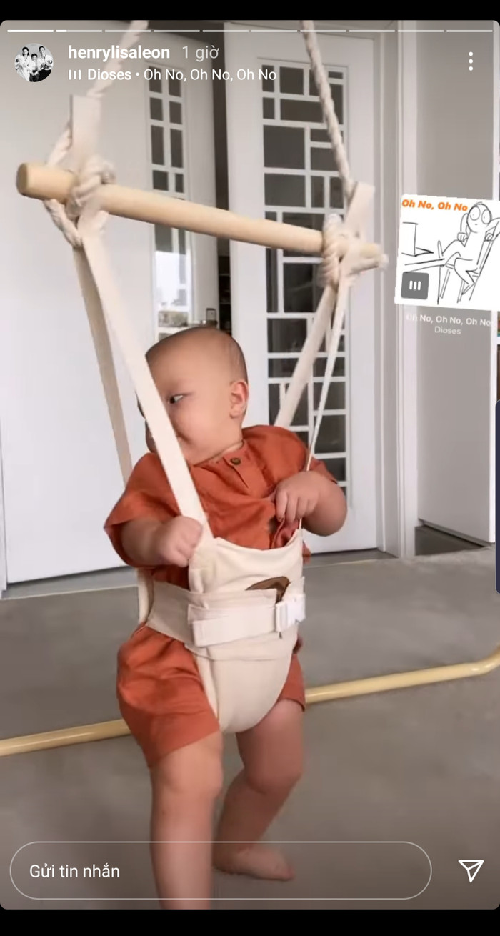 Cậu bé có vẻ không thích chơi xích đu kiểu này lắm...