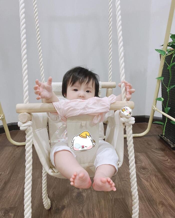 Cô được bố mẹ chăm lo từng tí, không thiếu thứ gì.