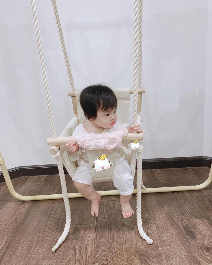 'Bé bánh bao' thể hiện nhiều biểu cảm siêu đáng yêu khi được gia đình cho chơi xích đu.