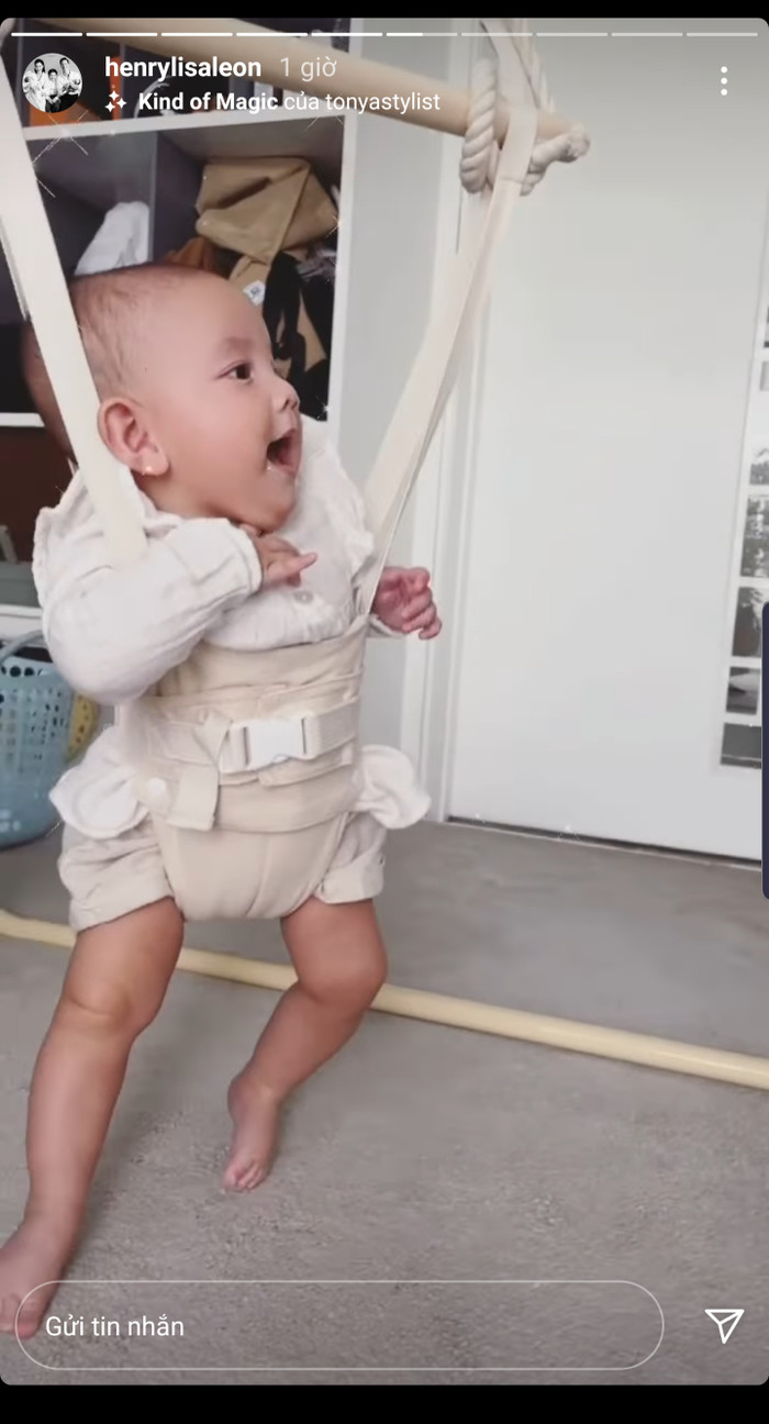 Còn Lisa lại rất mê nhé, cứ nhìn biểu cảm của cô bé là biết.